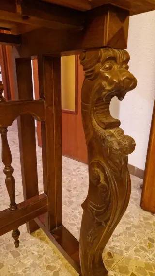 Escritorio antiguo de madera tallada. Butragueño.