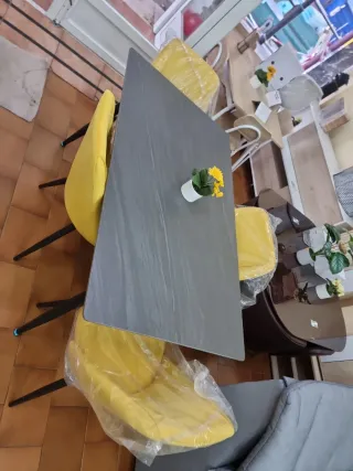Mesa y 4 sillas