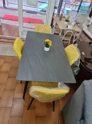 Mesa y 4 sillas