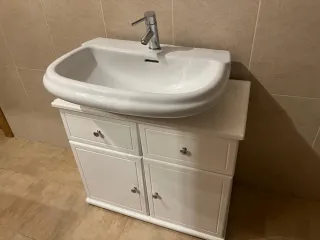 Lavado de cerámica blanca con mueble a juego.