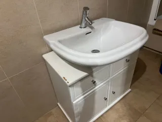 Lavado de cerámica blanca con mueble a juego.