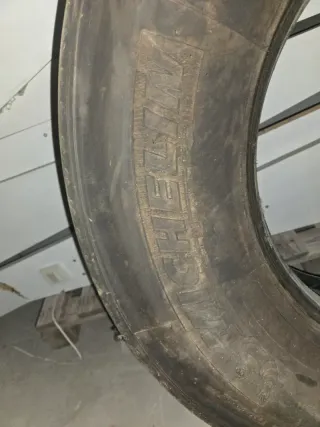 Rueda de camión Michelin en perfecto estado