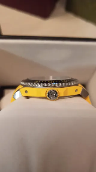 Reloj Gucci Dive Amarillo Nuevo