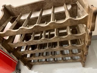 Botelleros de plástico apilables (marrón)