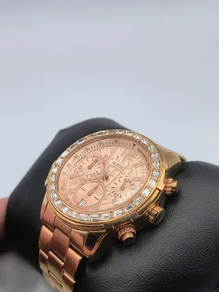 Reloj Guess Dorado con Bisel de Cristales