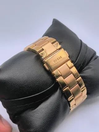 Reloj Guess Dorado con Bisel de Cristales