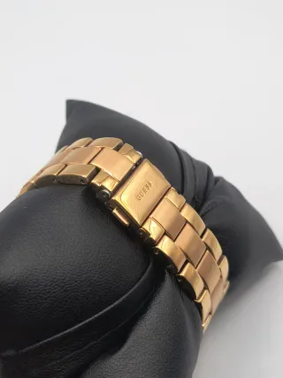 Reloj Guess Dorado con Bisel de Cristales