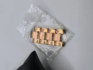 Reloj Guess Dorado con Bisel de Cristales