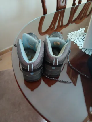 Botas de montaña grises y negras