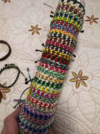 40 Pulseras Tejidas a Mano
