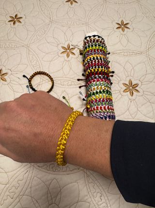 40 Pulseras Tejidas a Mano