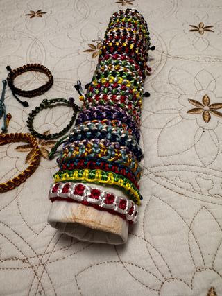 40 Pulseras Tejidas a Mano