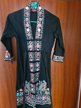 Vestido CHATIK negro bordado floral