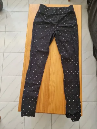 Pantalones leggings negros con rombos blancos