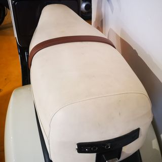 MOTO VESPA IRIS 200. COLOR ABEIGE Y MARRON