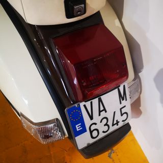 MOTO VESPA IRIS 200. COLOR ABEIGE Y MARRON