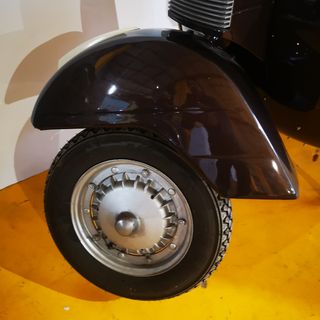 MOTO VESPA IRIS 200. COLOR ABEIGE Y MARRON