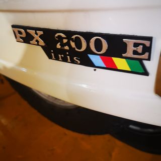 MOTO VESPA IRIS 200. COLOR ABEIGE Y MARRON