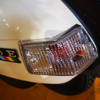 MOTO VESPA IRIS 200. COLOR ABEIGE Y MARRON