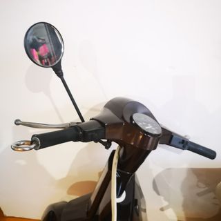 MOTO VESPA IRIS 200. COLOR ABEIGE Y MARRON