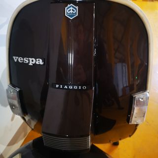 MOTO VESPA IRIS 200. COLOR ABEIGE Y MARRON