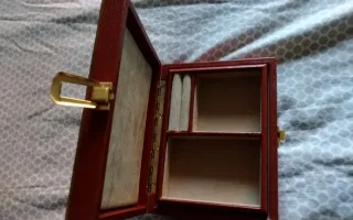 Joyero de piel marrón