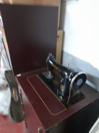 Máquina de coser Alfa antigua de madera