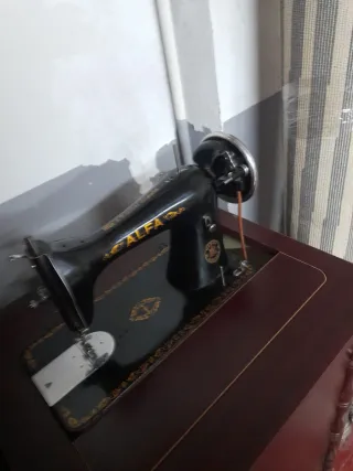 Máquina de coser Alfa antigua de madera