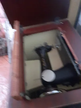 Máquina de coser Alfa antigua de madera