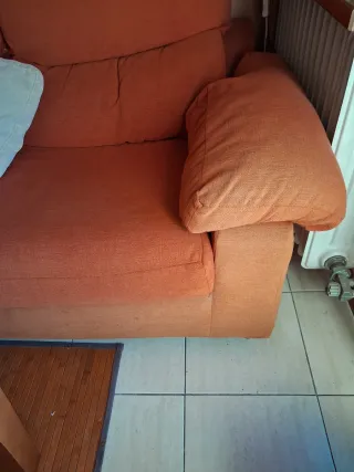 Sofá y mesa de centro