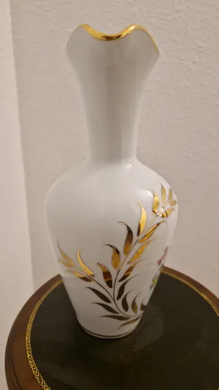 Jarra de porcelana con flores y oro