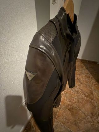 Chaqueta de cuero Dainese para moto.