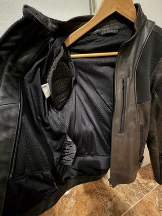 Chaqueta de cuero Dainese para moto.