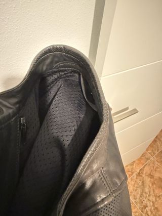 Chaqueta de cuero Dainese para moto.