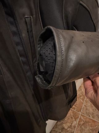 Chaqueta de cuero Dainese para moto.