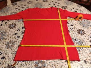 Maglia con scollo a V in rosso