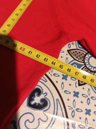 Maglia con scollo a V in rosso