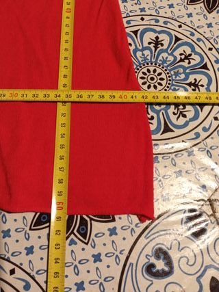 Maglia con scollo a V in rosso