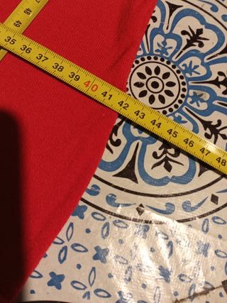 Maglia con scollo a V in rosso