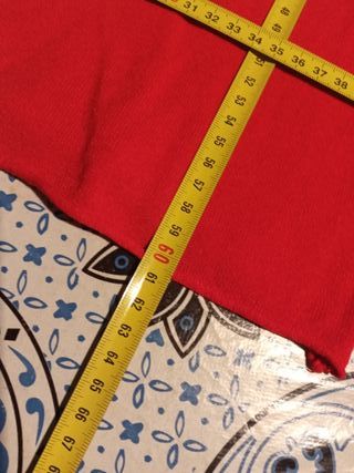Maglia con scollo a V in rosso