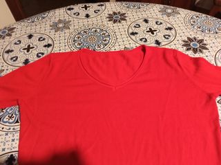 Maglia con scollo a V in rosso