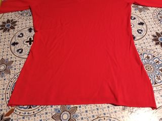 Maglia con scollo a V in rosso