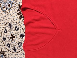 Maglia con scollo a V in rosso