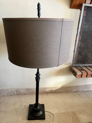 Lámpara de pie metálica y tela