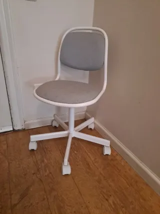 Silla de escritorio infantil Ikea gris y blanca