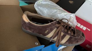 Adidas City Series Talla 43 Marrón/Beige
