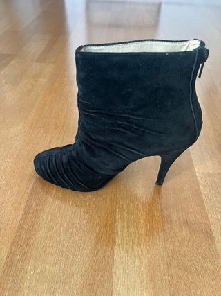 Botines de ante negro con tacón