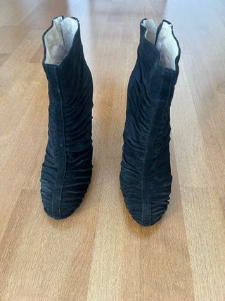 Botines de ante negro con tacón