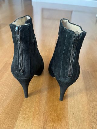 Botines de ante negro con tacón