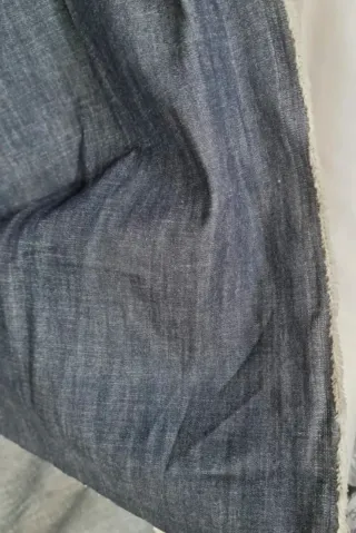 Tessuto di jeans blu/grigio in denim. Italiano 1mt